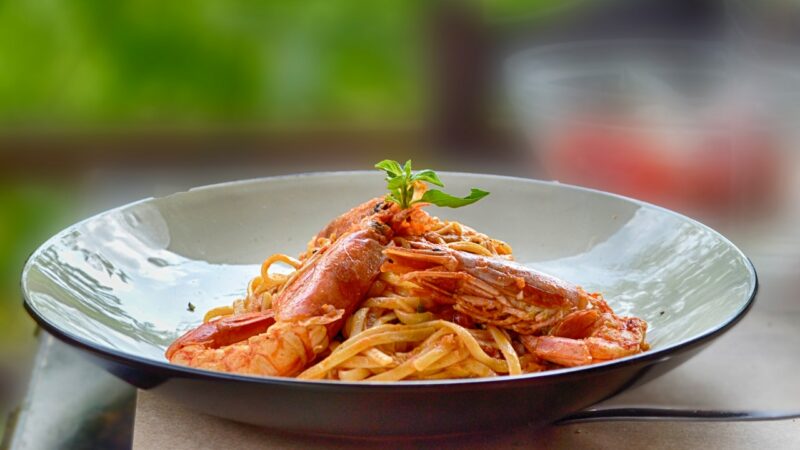Spaghetti aux crevettes et à la sauce tomate