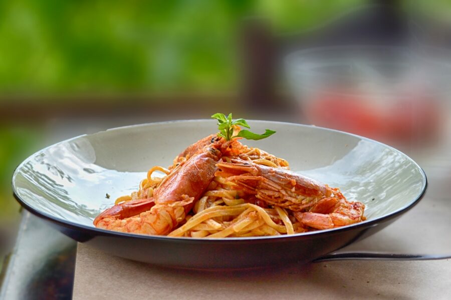 Spaghetti aux crevettes et à la sauce tomate
