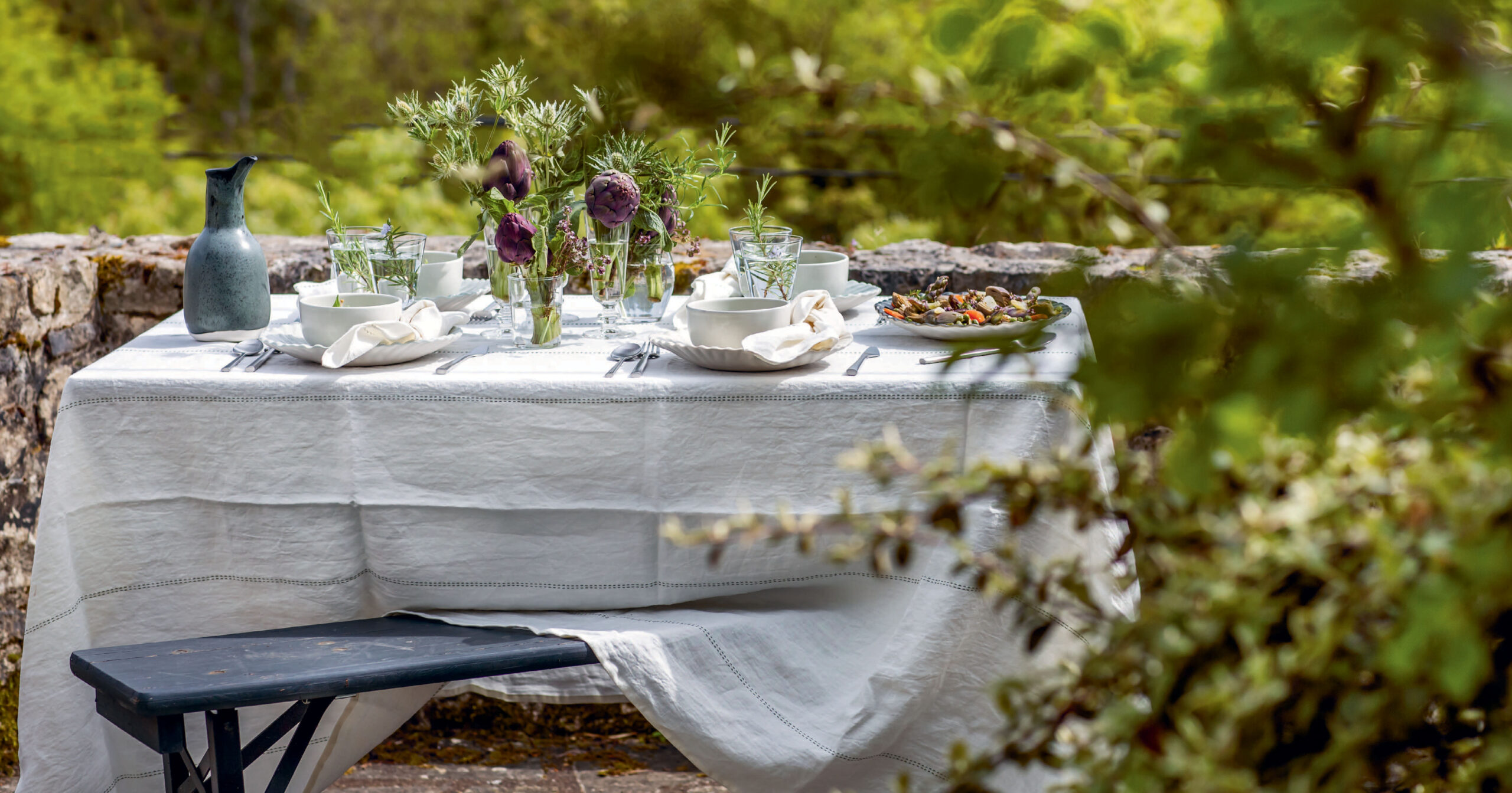 Table élégante et recette de saisons printemps herbes