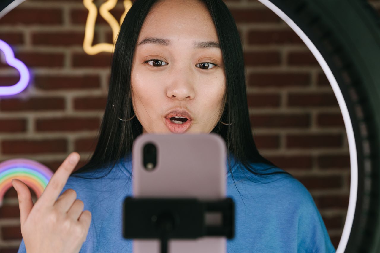 anneau lumineux création de contenu femme face cam