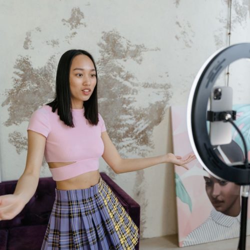 fille créatrice de contenu avec anneau lumineux